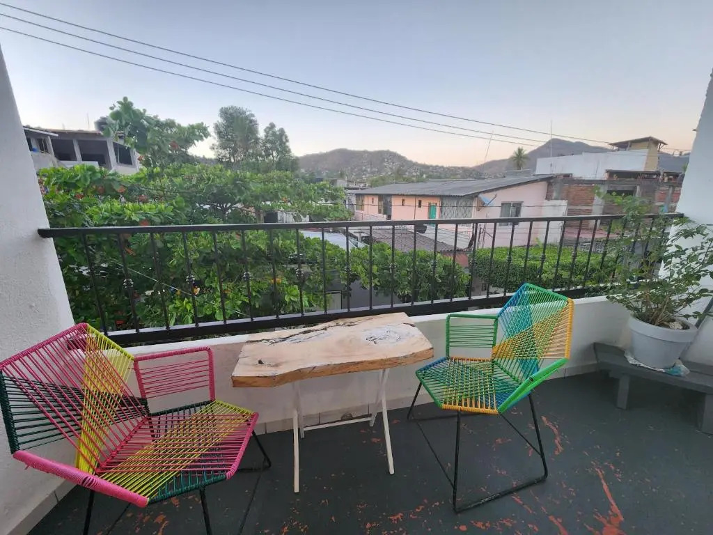Lovely studio apartment with balcony AC & wi-fi, minutes from downtown!