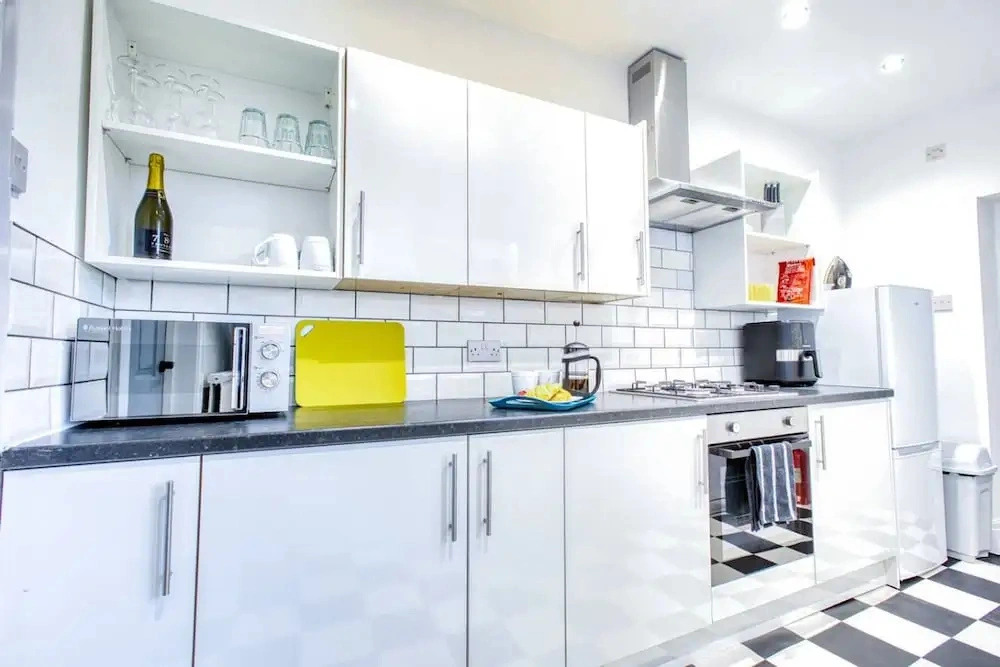 Modern 3-bed Home Sleeps 6 With Parking Fast Wifi Perfect for Contractors Long Stays