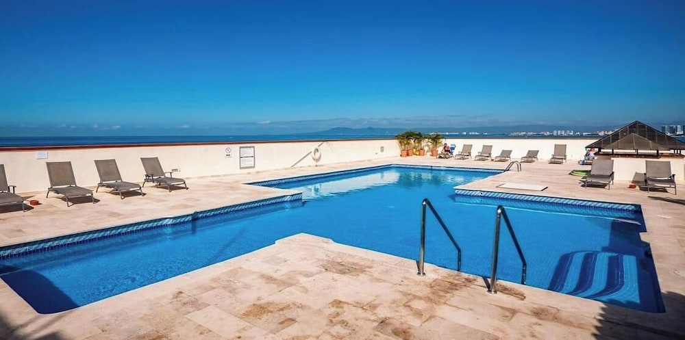 Ocean View 2Br Condo-balcony-beach-pool - 805