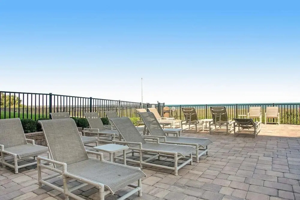 Oceanfront Corner Condo With Sunrise-view Balcony, Pool & 1-minute Walk to Beach