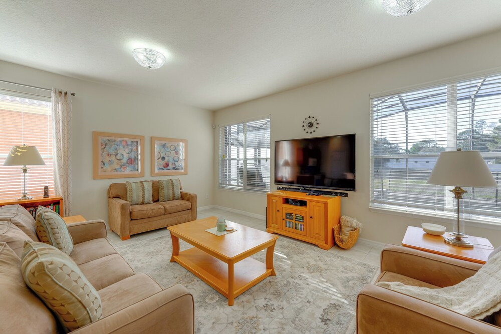Poolside Living: Family Retreat 12 Mi to Disney