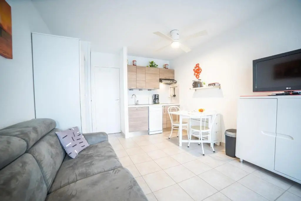 SUN7 STUDIO -FACE PLAGE- WIFI-PARKING -PISCINE - CoHôteConciergerieLaGrandeMotte