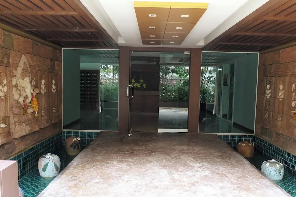 6-15 - 1 Bdr Condo With Balcony and Shared Pool