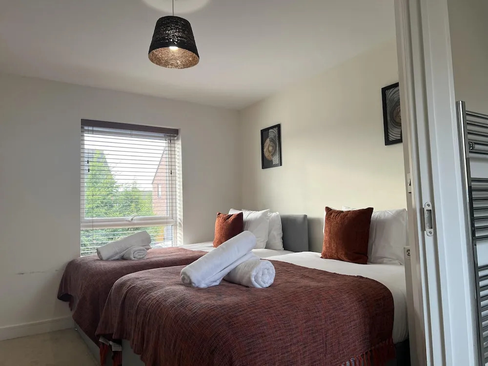 Cozy Retreat Sleeps 9 With Garden
