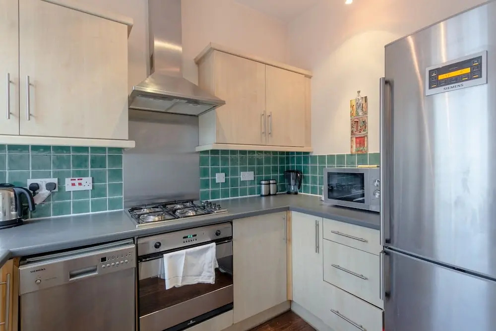 2 Bedroom Apartment Near Kensington Olympia Station