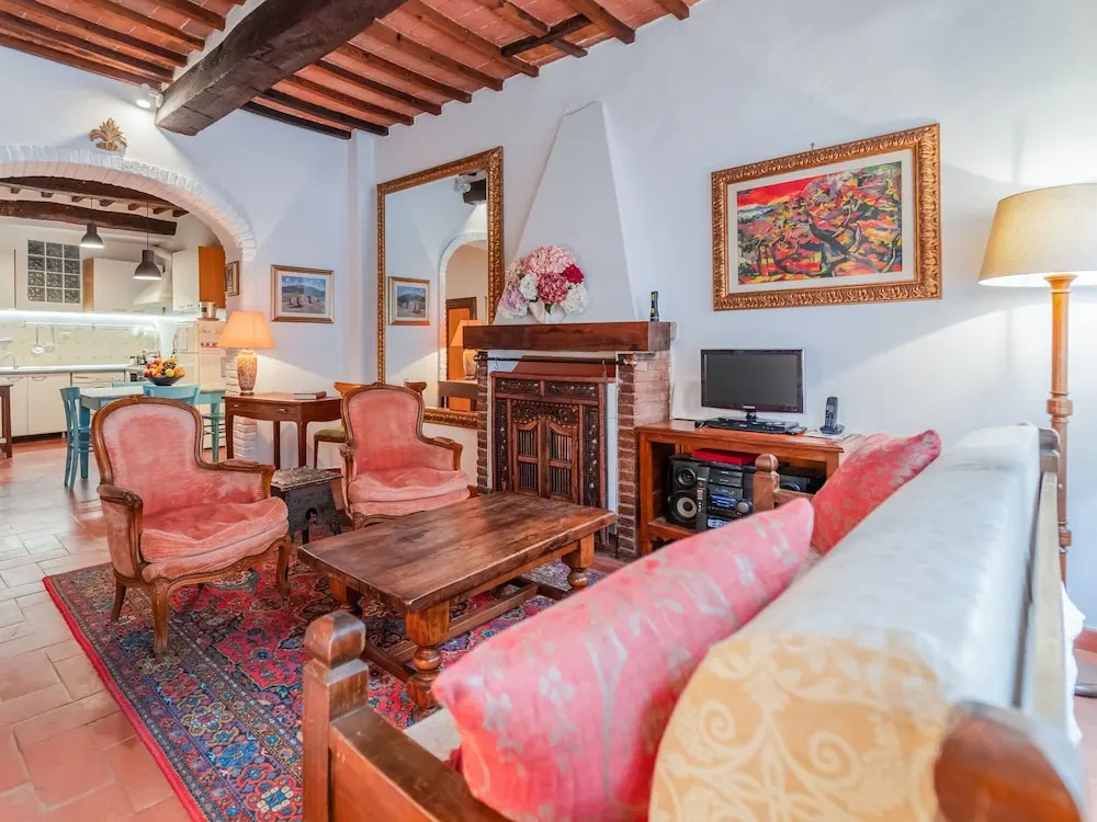 Vintage Holiday Home in Montepulciano With Heating
