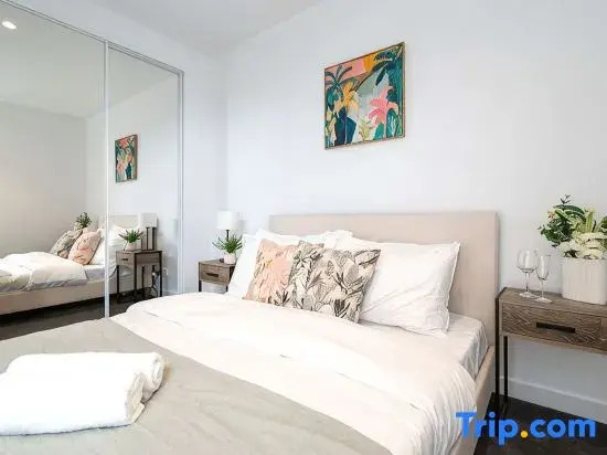 Modern 2BR Apartment with Smart TV and Views