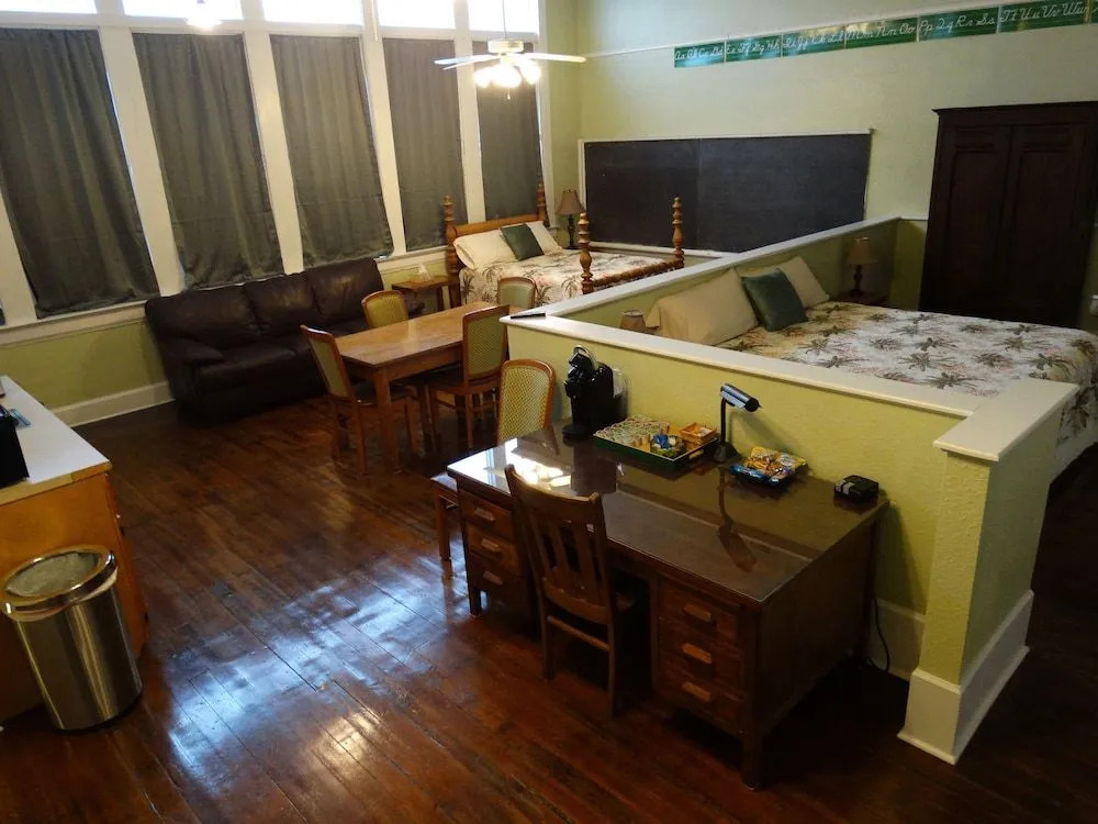 Davie School Inn