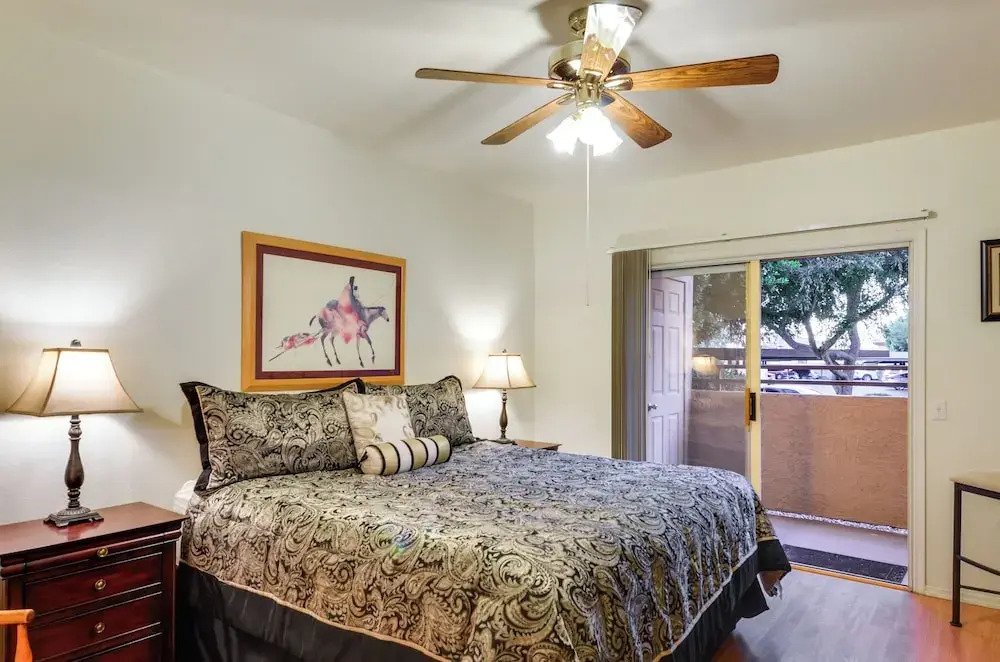 Deck & Resort Amenities: Phoenix Escape By Hiking