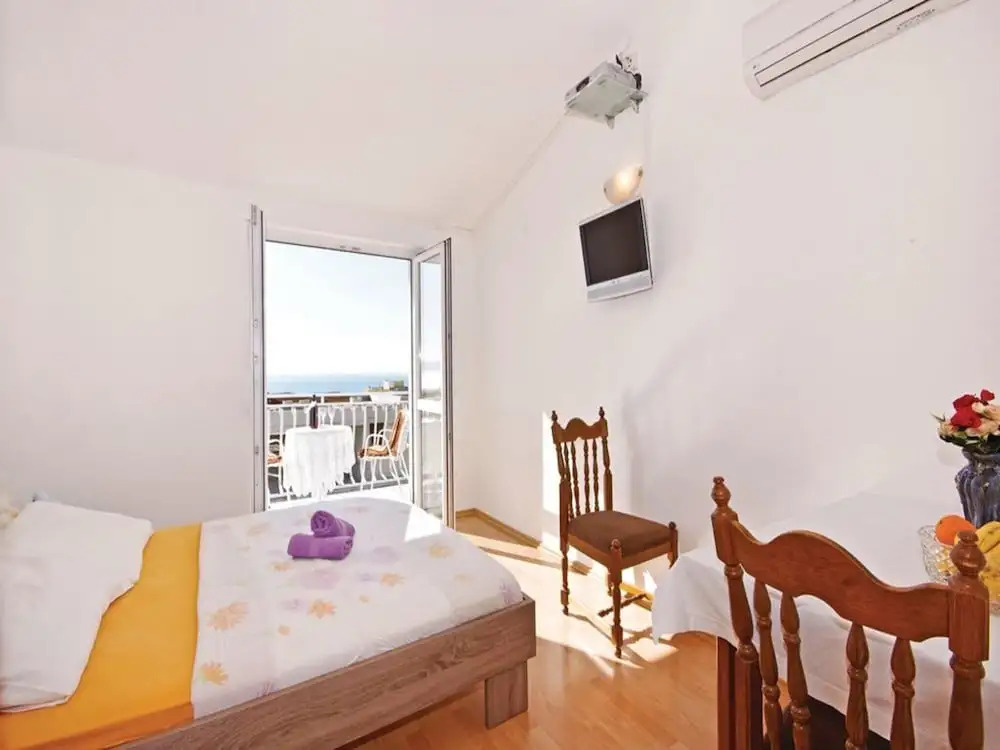 Cozy 1 Bedroom Apartment in Makarska
