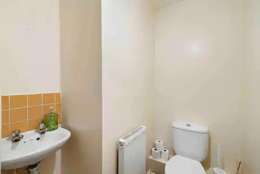 4 bed Townhouse- Free Parking
