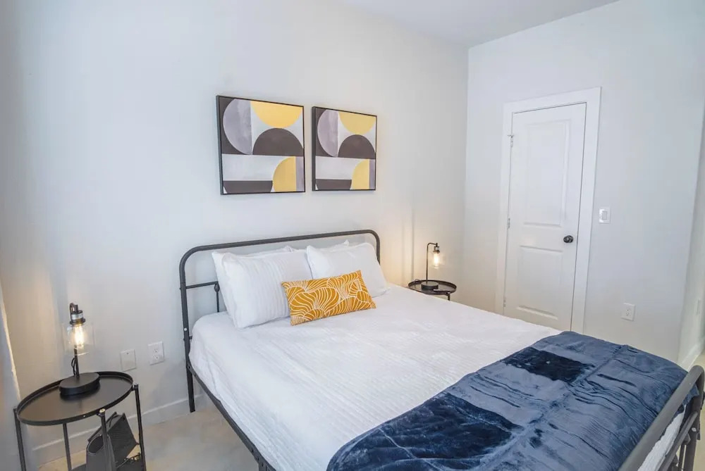 Cutting-edge Elegant 3BR 2.5ba Home Near Downtown!