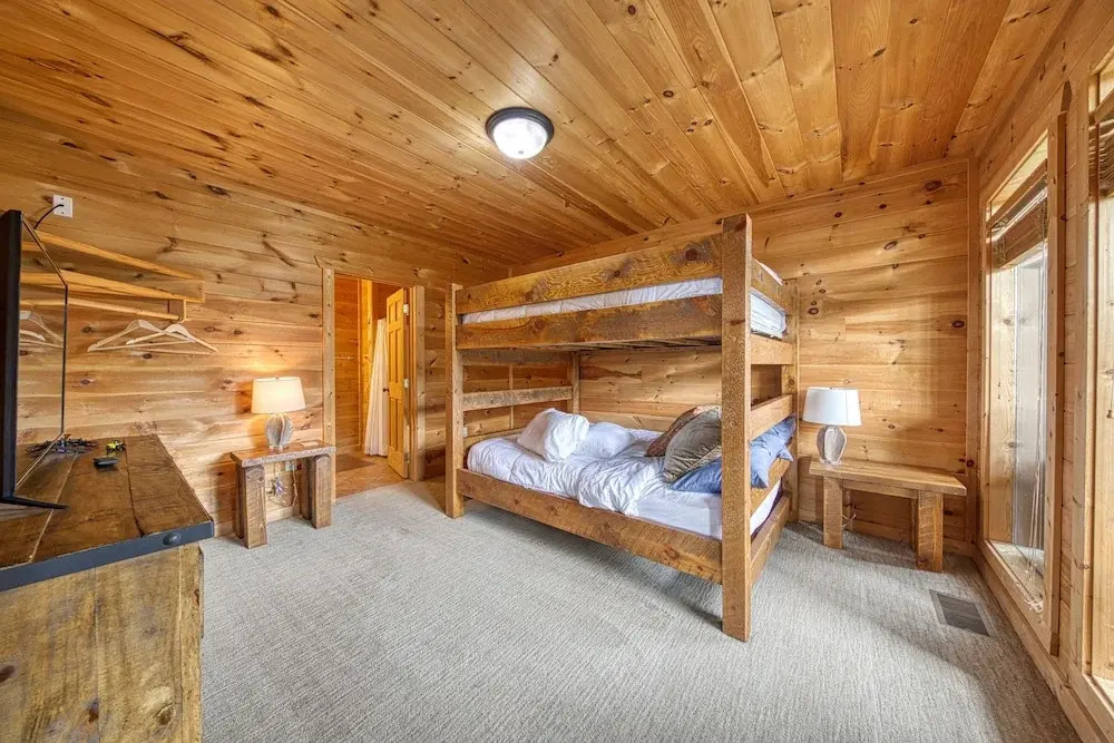 Cabin w Amazing Views Theater Firepit Hot Tub