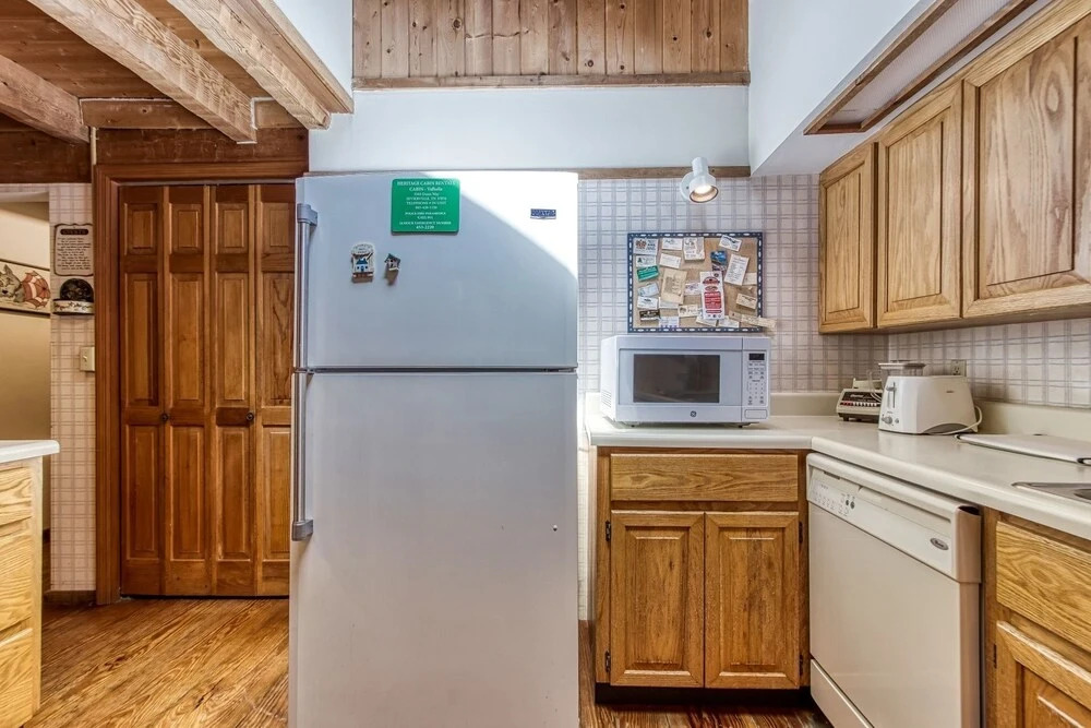 Valhalla - Private Rustic Getaway 2 Bedroom Cabin by RedAwning