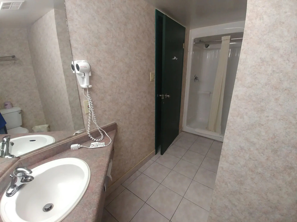 Lexington Inn & Suites-Windsor