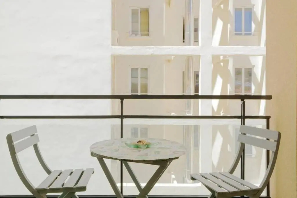 CATALANS-Air-conditioned, balcony 2 min walk Catalans Beach