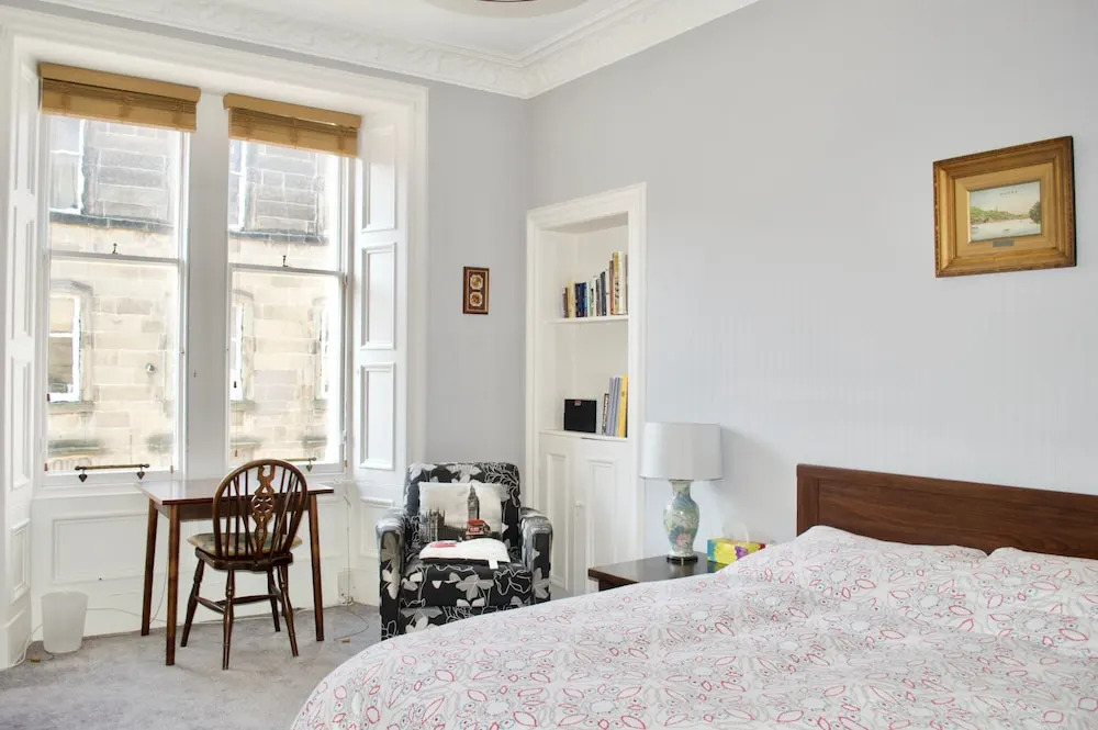 Beautiful 2 Bedroom Flat in Leith