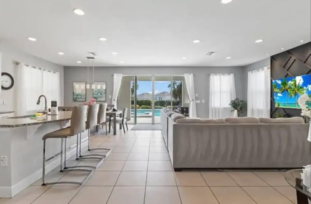 Family 5BR Retreat With Pool and Themed Bedrooms