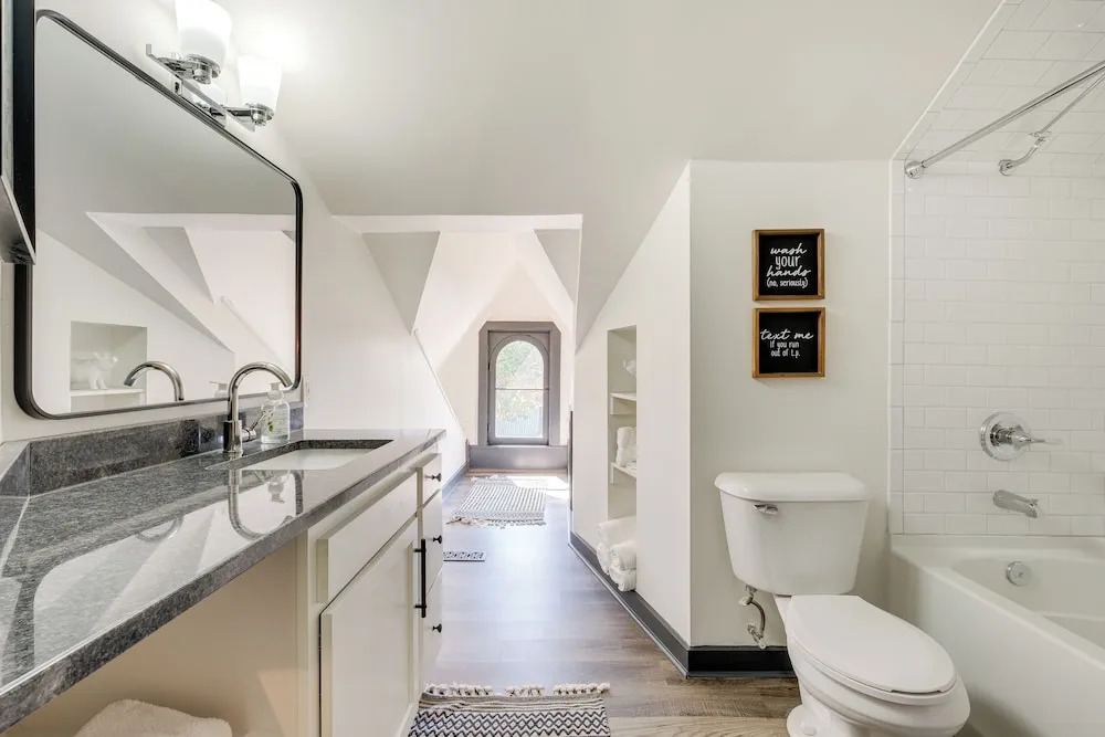 Chic & Historic Apartment ~ 6 Mi to Louisville!