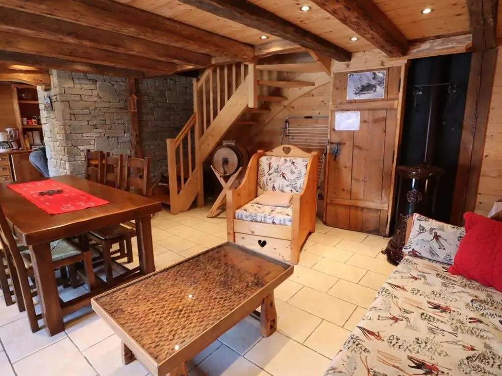 Chalet 3 pièces, 6 pers, 2 km des pistes, plein sud, internet - FR-1-342-158