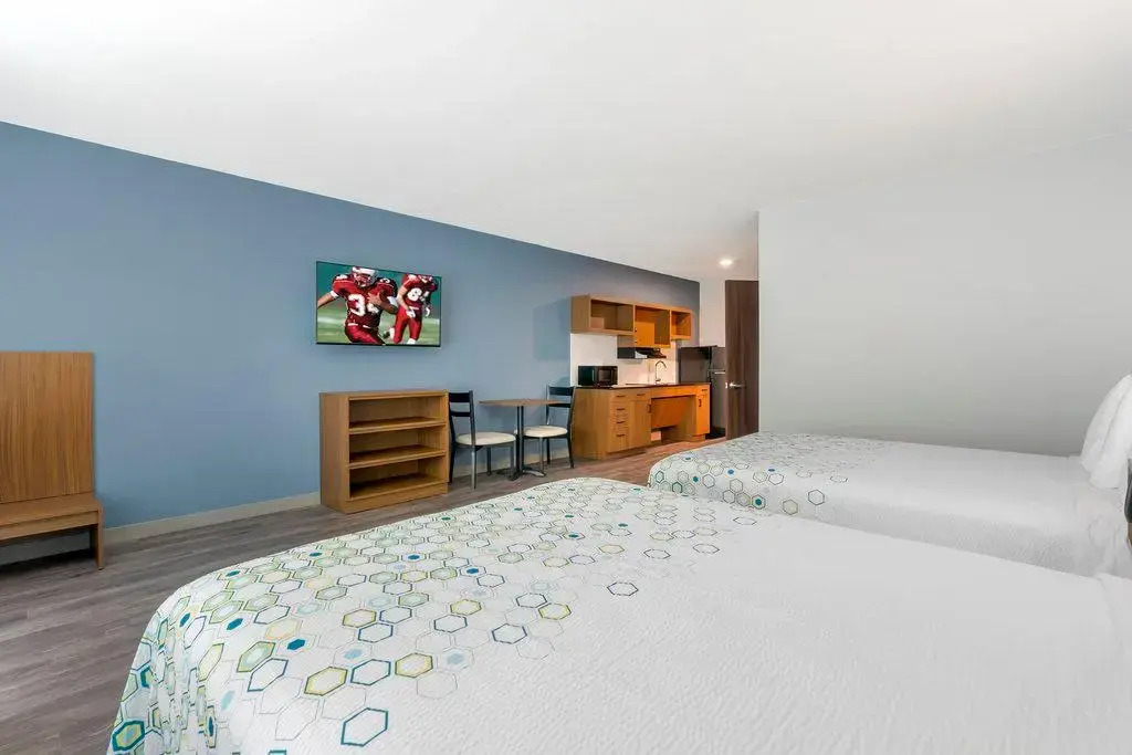 HomeTowne Studios by Red Roof Tampa - Airport