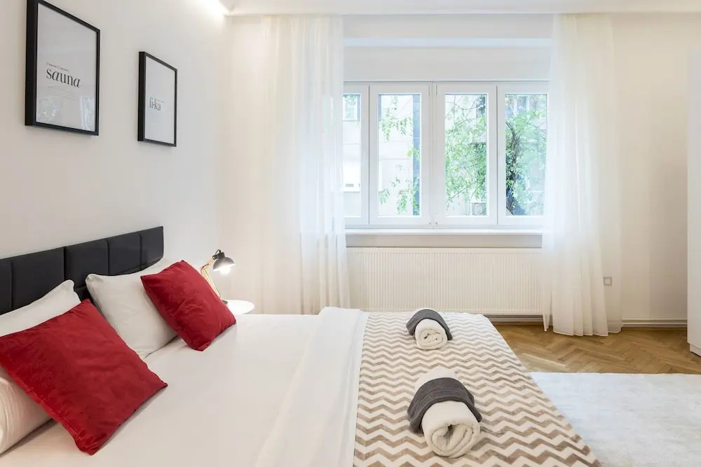 Spacious 2BDR Apartment few steps from City Center
