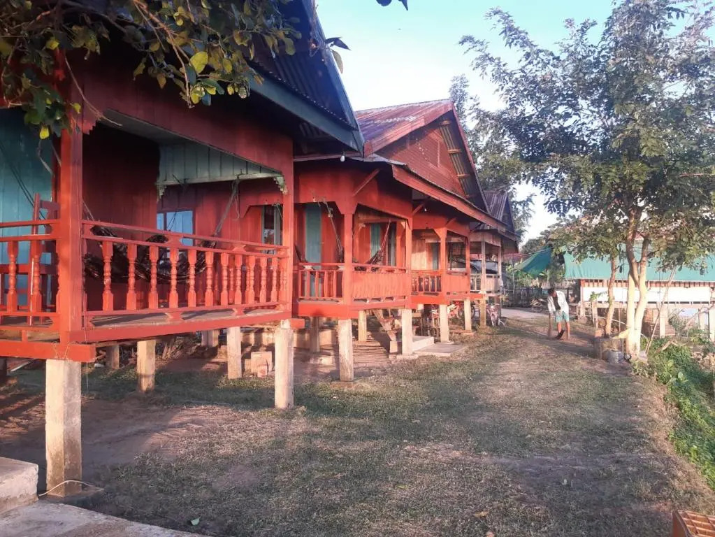 Mr. Phaos Riverview Guesthouse & Restaurant