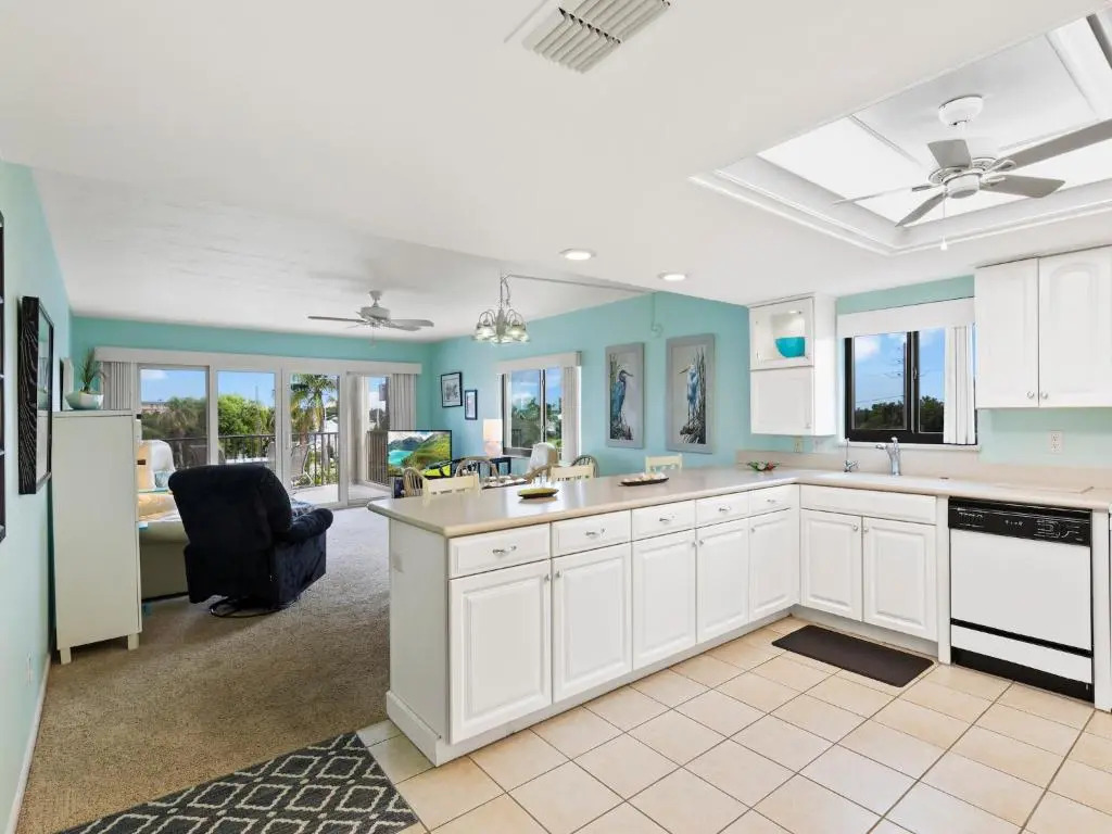 Pelican Watch 208, Sleeps 4, 2 Bedrooms, Beach Front, Pool, Elevator, WiFi
