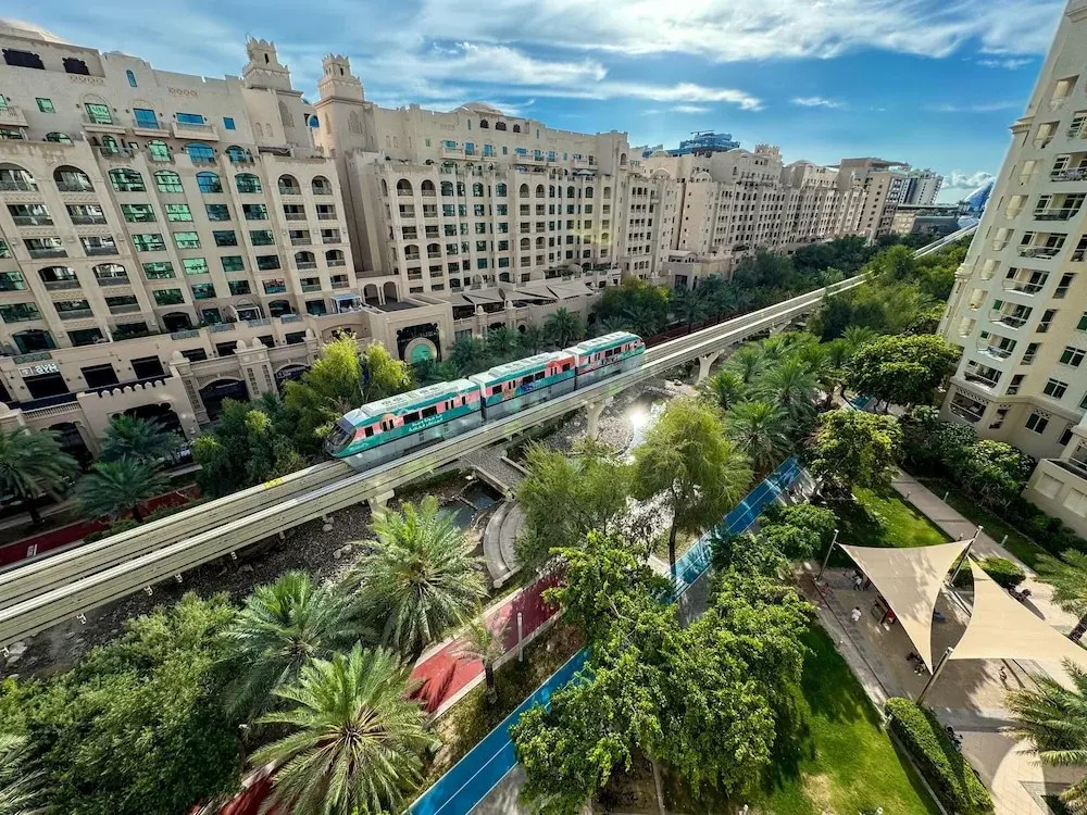 Bright 2BR Apartment with Garden View