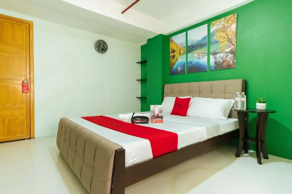 RedDoorz Near C5 Kalayaan Avenue Makati