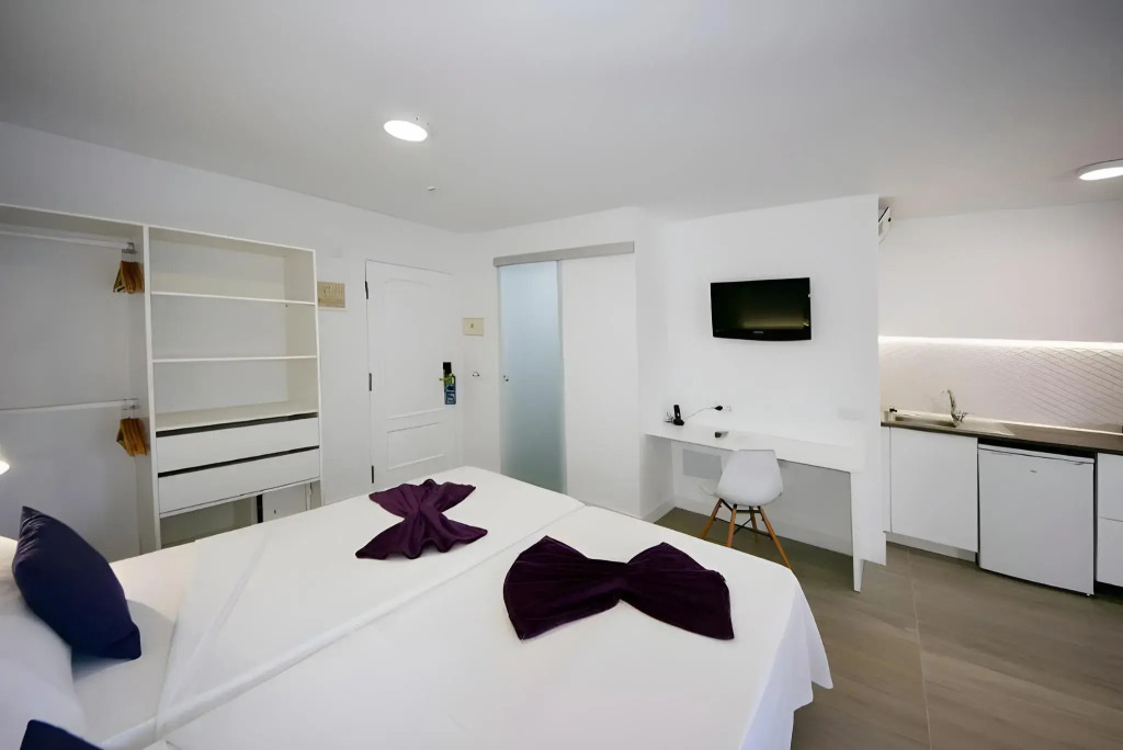 Skyview Hotel by LIVVO