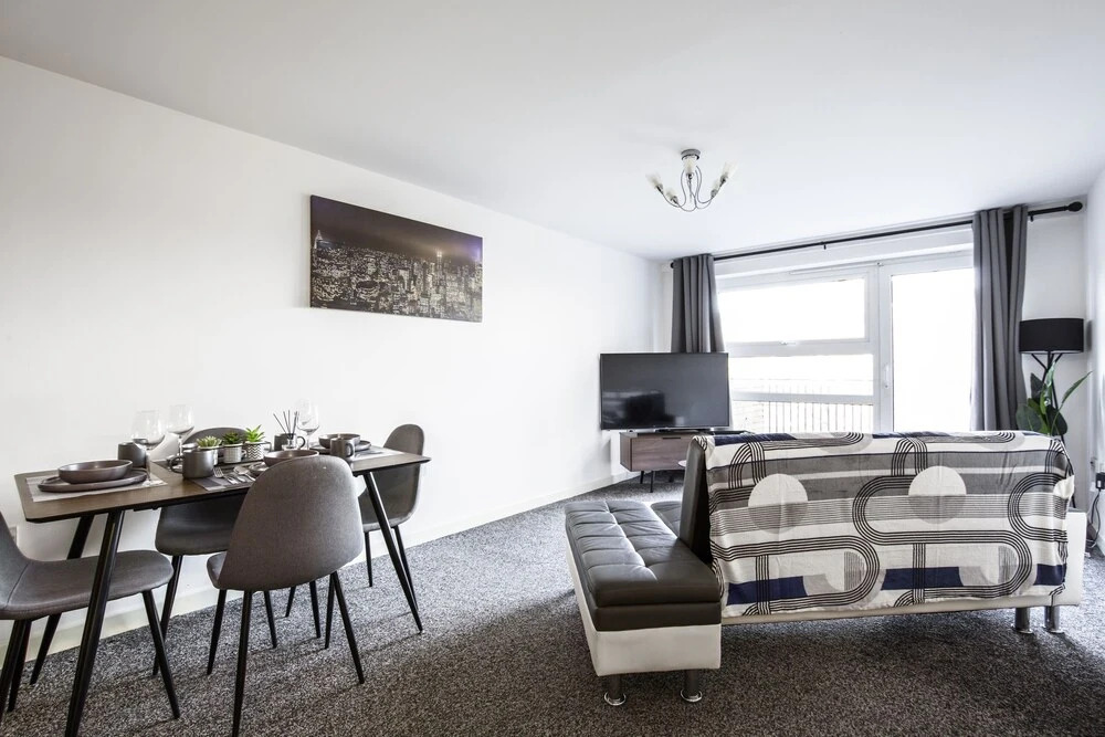 Large Apartment With Balcony Free Parking & Fast Wifi