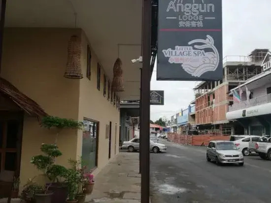 Anggun Lodge Private Room with Sharing Bathroom