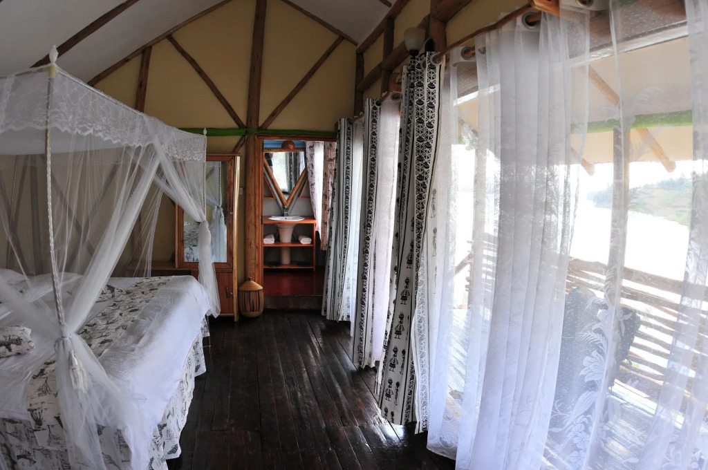 Lake Bunyonyi Rock Resort