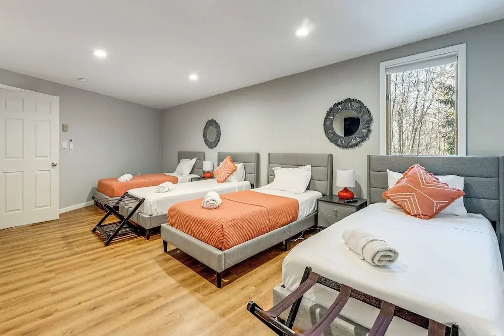 Hot Tub + Game Room: Spacious Poconos Escape!
