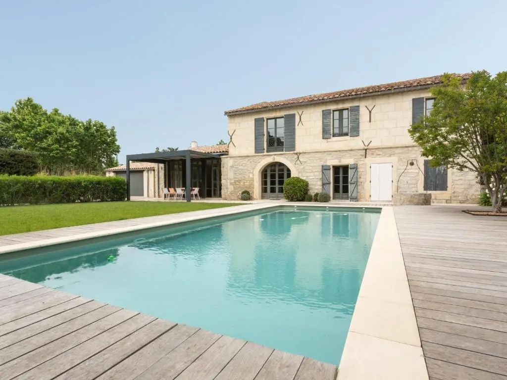 **Charmant Mas Rénové avec Piscine et Jardin au Cœur de la Provence!** - FR-1-599-17