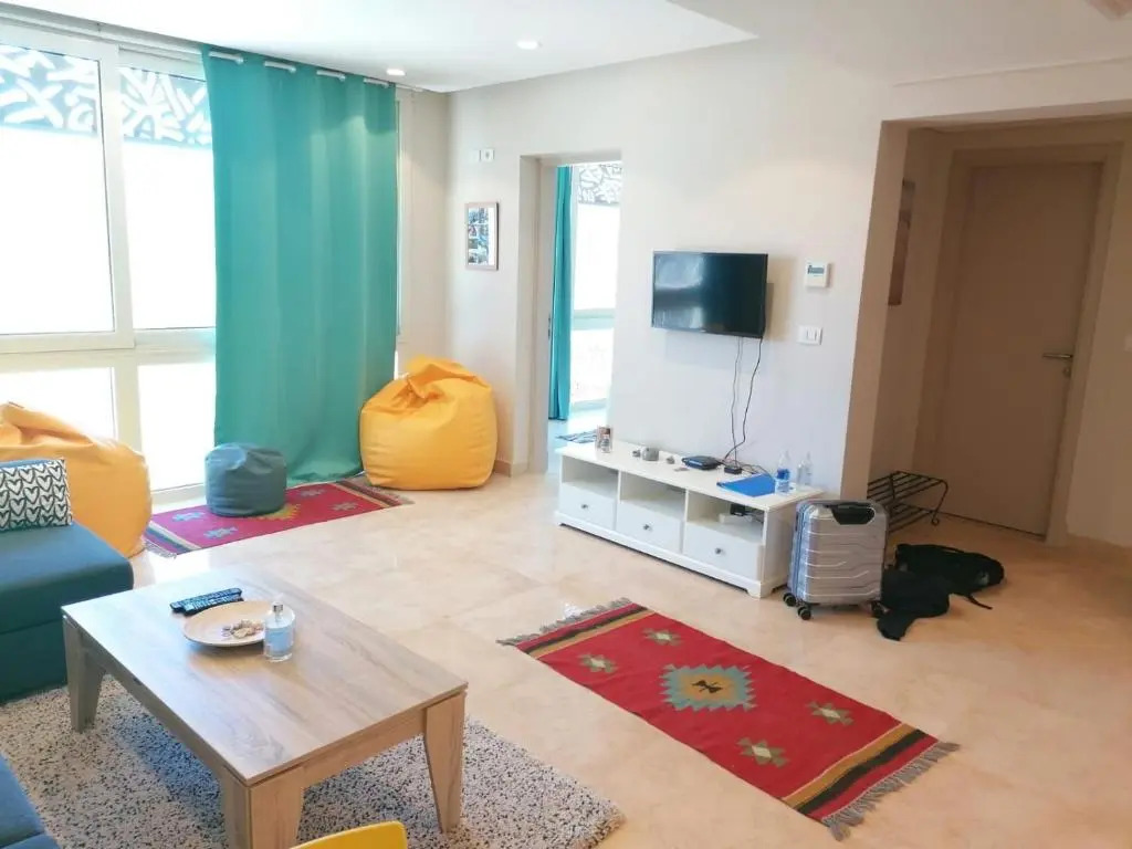 Beautiful modern apartment with access to beach and pools