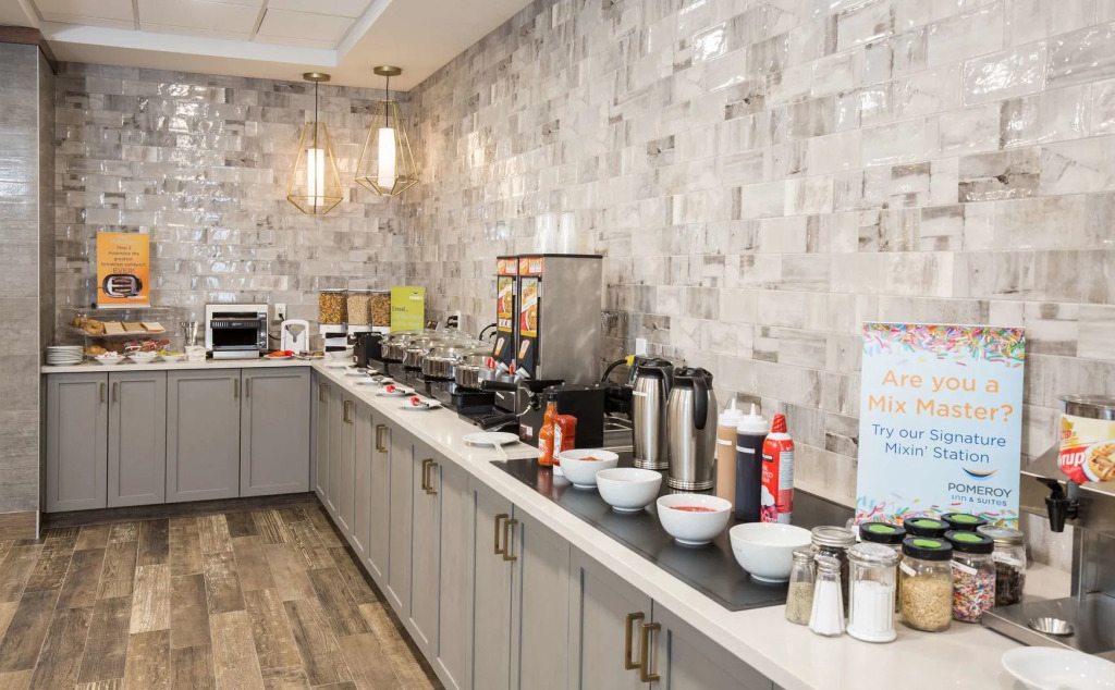 Pomeroy Inn & Suites Prince George
