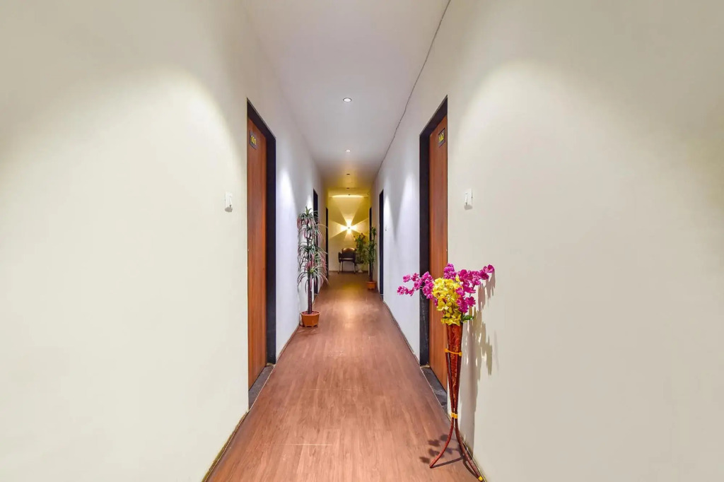 OYO Flagship 70029 Nidhivan Hotel And Rooms