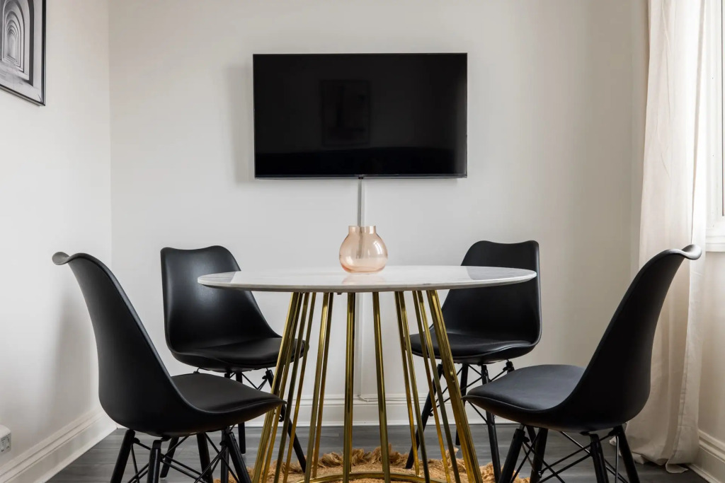 Contemporary 2 Bedroom Apartment in Shepherds Bush