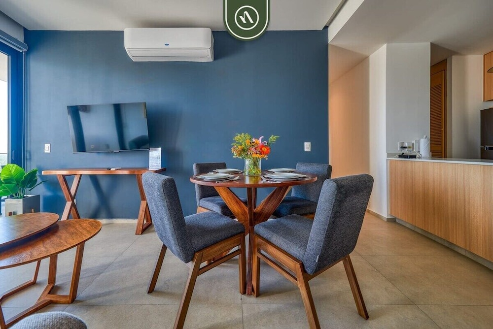 Oceanfront 2BR Condo -private Balcony - Beach