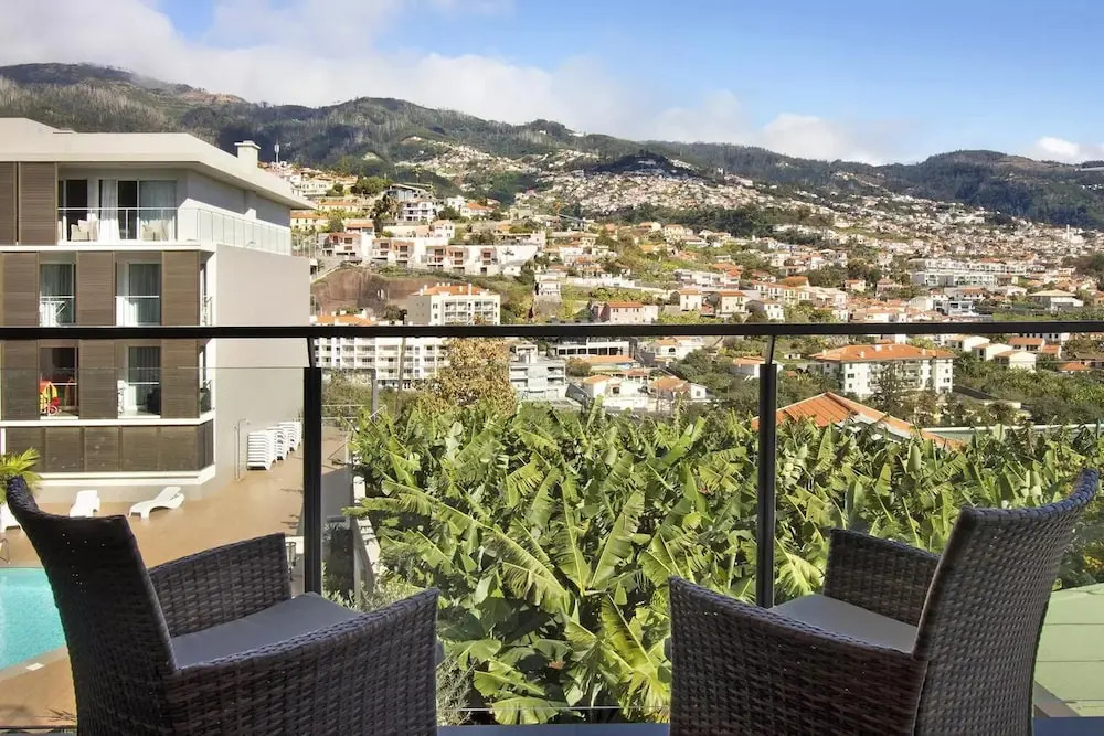 1 Bed Apartment Sleeps 4 With Pool