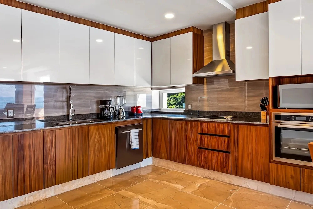 Stunning Oceanfront Apartment With Breathtaking Views and Luxurious Amenities