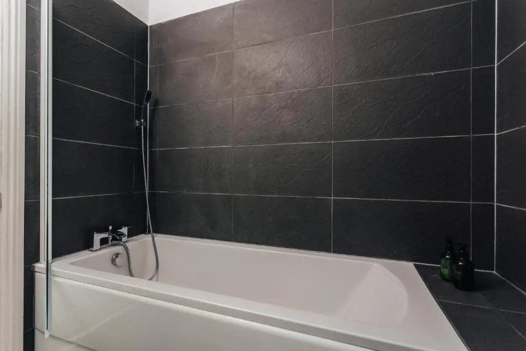 Spacious 2 bedroom flat near beach and town centre