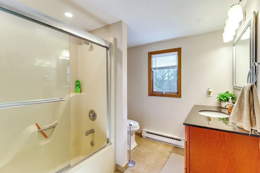 5 Mi to Jack Frost Skiing: Walkable Family Home