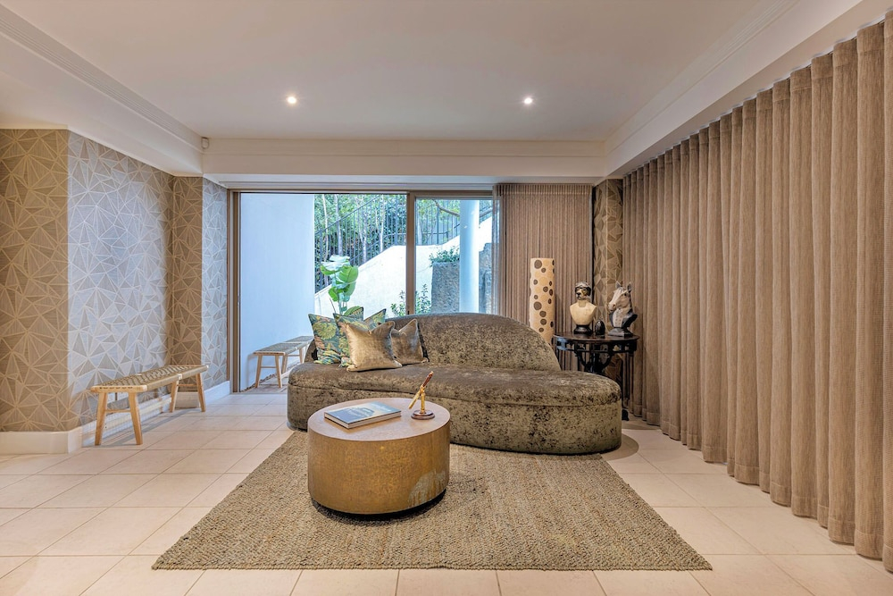 Clifton YOLO Spaces - Clifton White House Villa