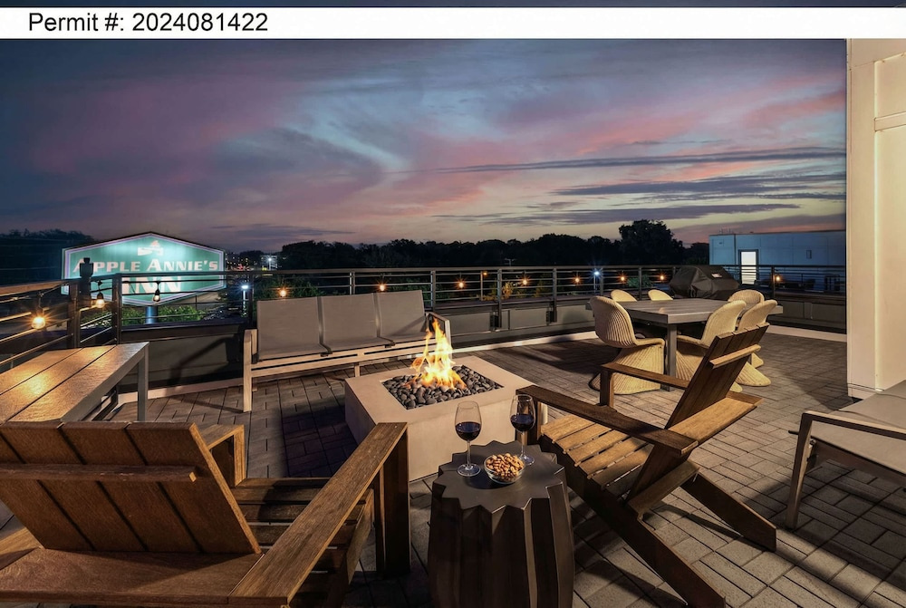 Luxe 4BR Retreat With Rooftop Fire Pit Garage
