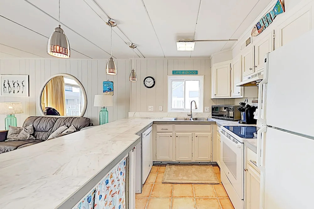 Comfy W/ Balcony & Views -- 200 To Beach! 3 Bedroom Condo