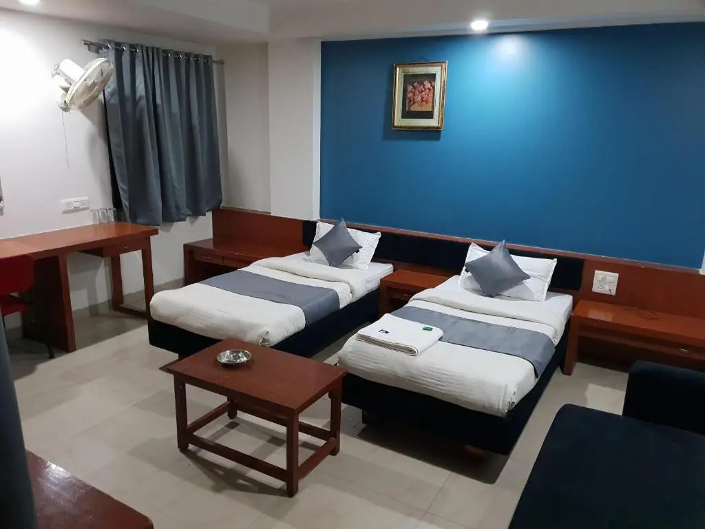FabHotel Pleasure Inn - Near DB Mall