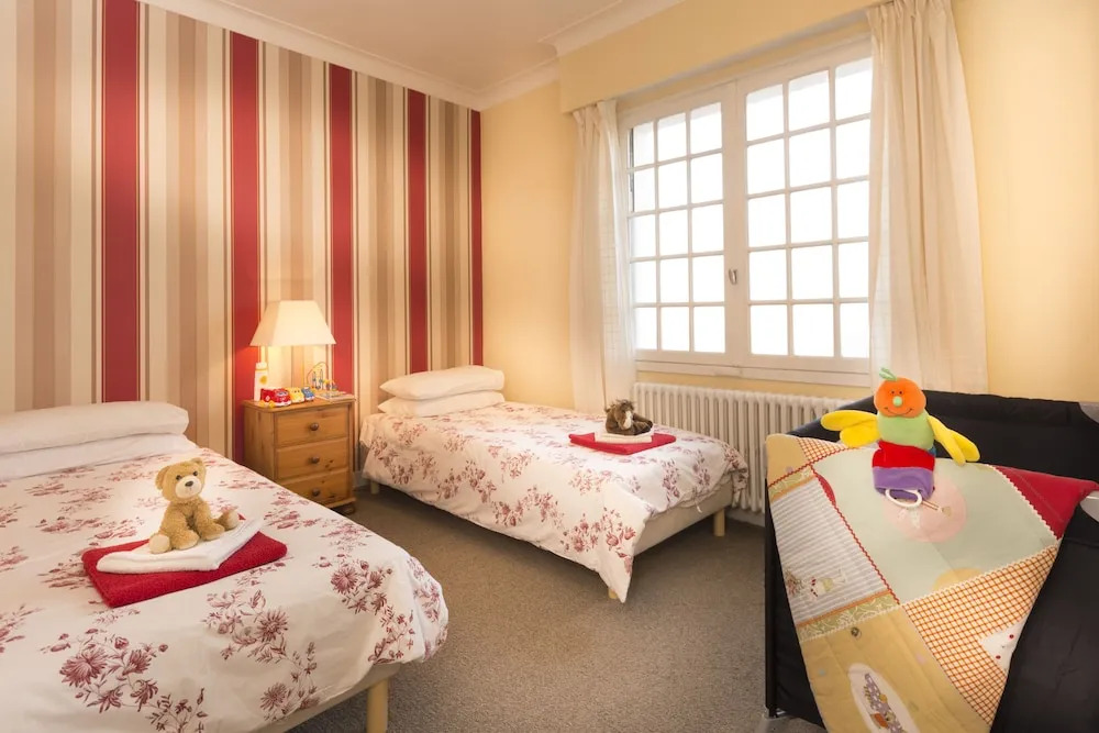 6 Bedrooms, Ideal for Multi-generation Families, 5 Reviews, Near Sandy Beaches